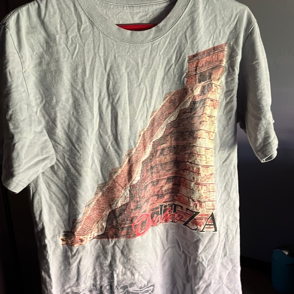 Chicen itza t-shirt size m.